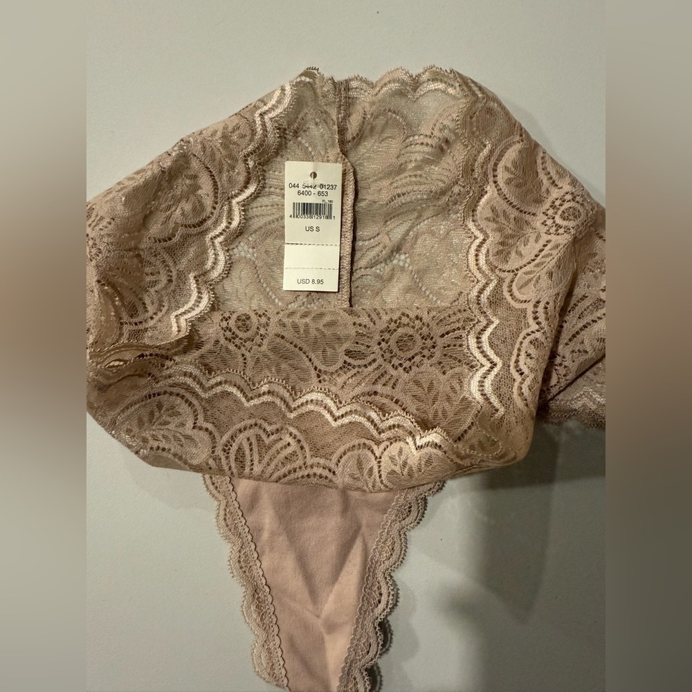 [Aerie] NWT Festive Lace Thong
Underwear - Picture 3 of 6